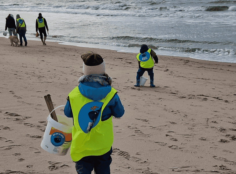 Sunset-Cleanup mit Kunst aus Meeresmüll