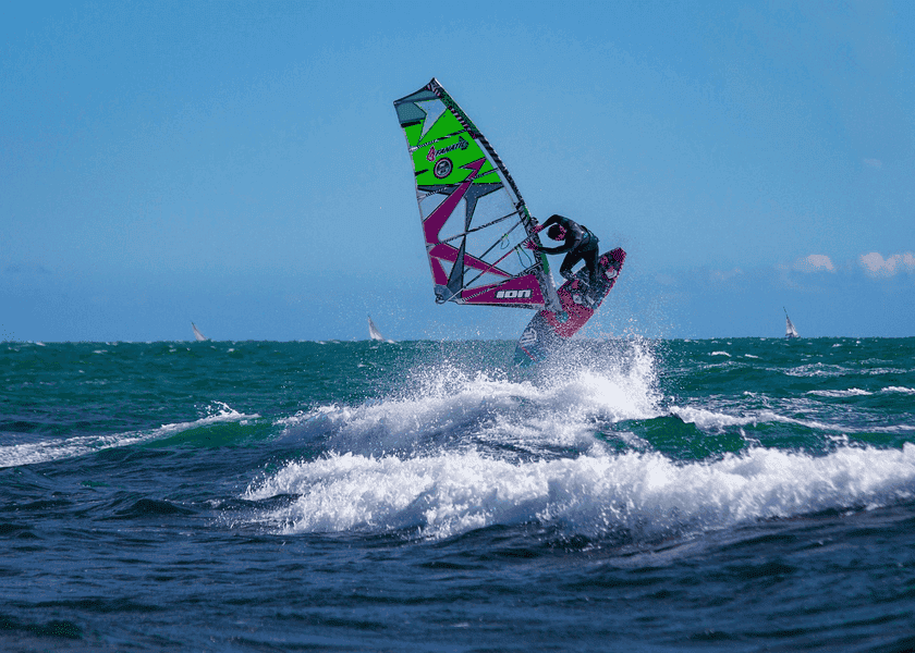 Plastik-awareness Beach Clean up auf dem Windsurf Worldcup 2024