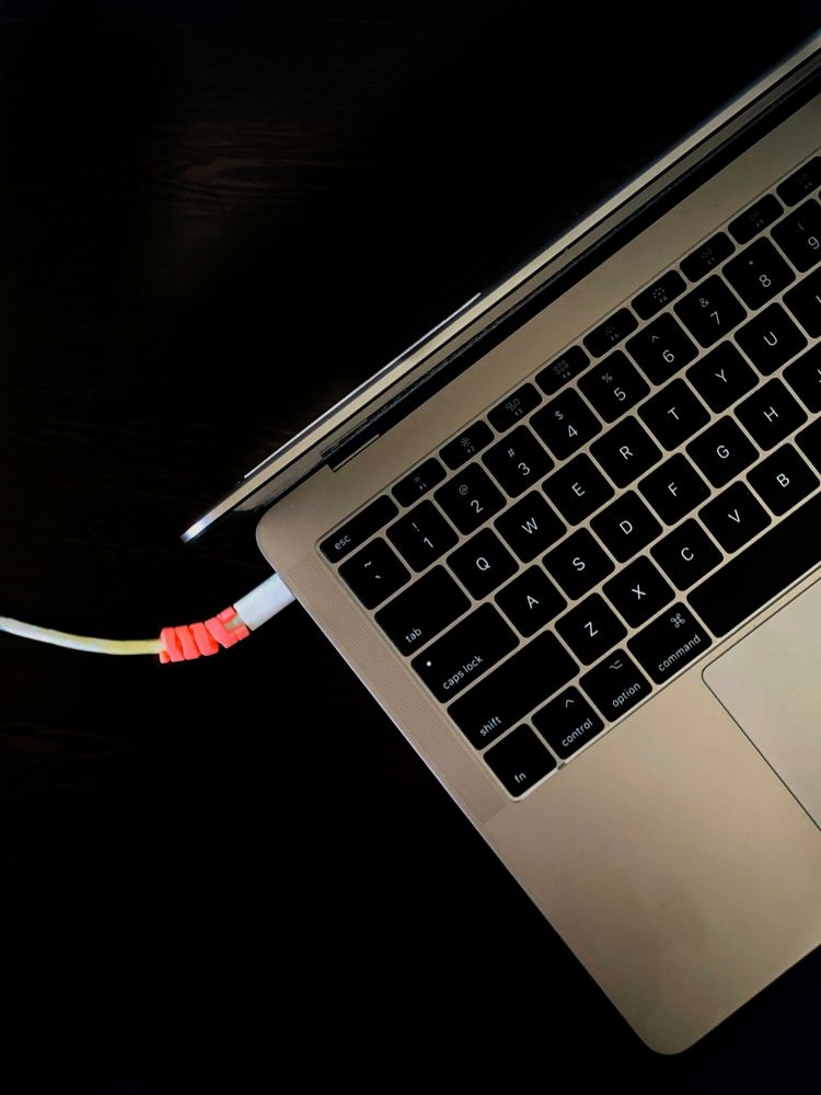Wie entsteht Vertrauen im Web – und welche Rolle spielen Design, Text & Struktur?